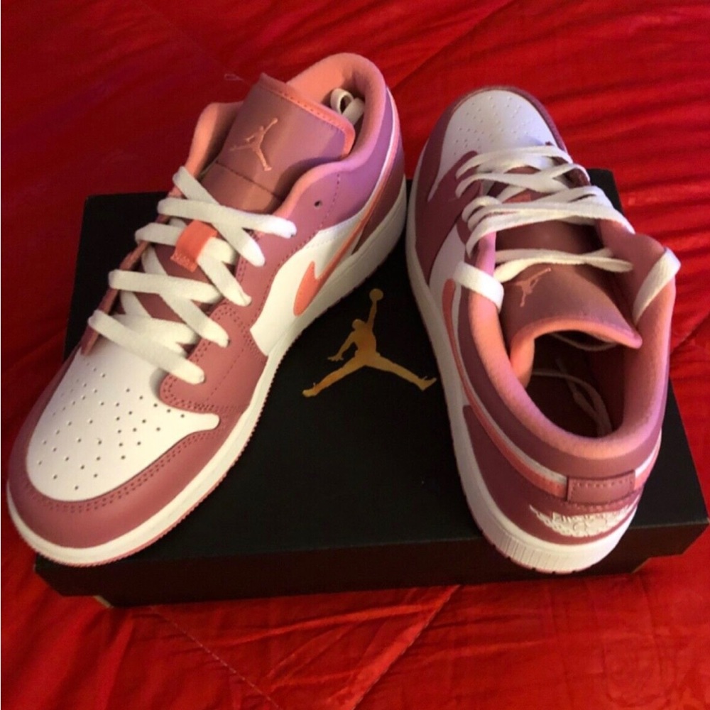 Kids size 6 Nike Air Jordan Low
